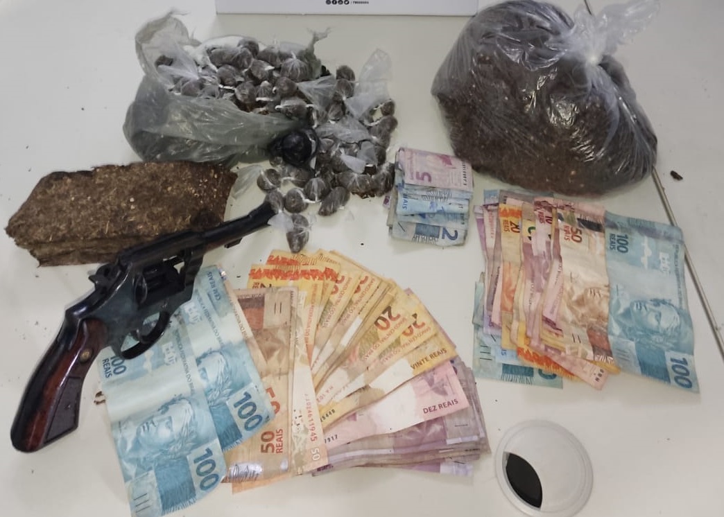 Armas, drogas e R$ 1,7 mil encontrados com traficantes em Ilhéus