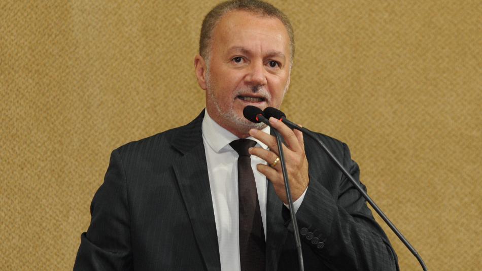 Bobô pede recapeamento asfáltico em trecho da BA-220