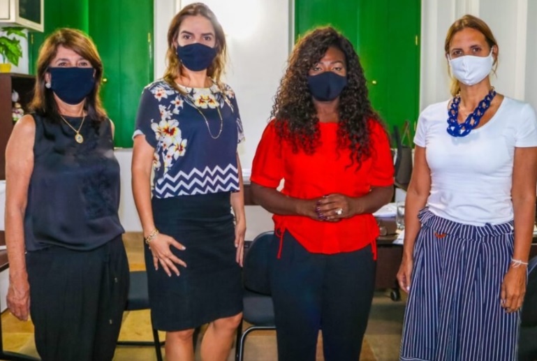 Ireuda Silva e titular da Semdec discutem estratégias para criar mais oportunidades para mulheres surdas no mercado de trabalho