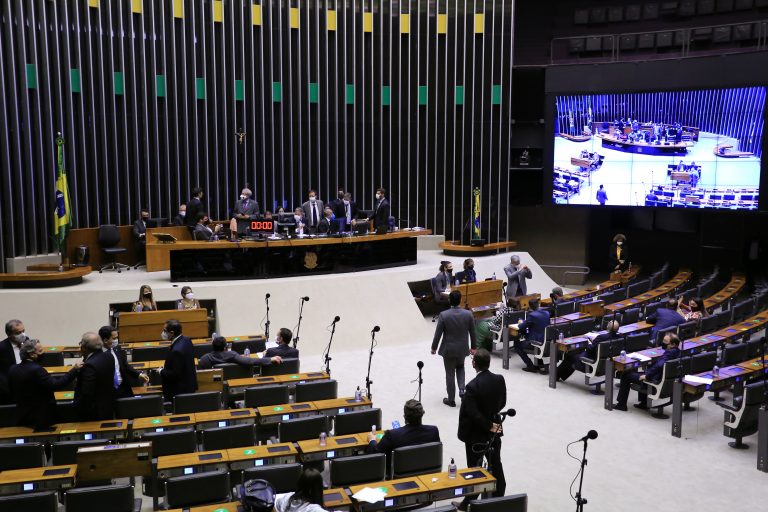 Câmara pode votar na quinta-feira MP que facilita compra de vacinas