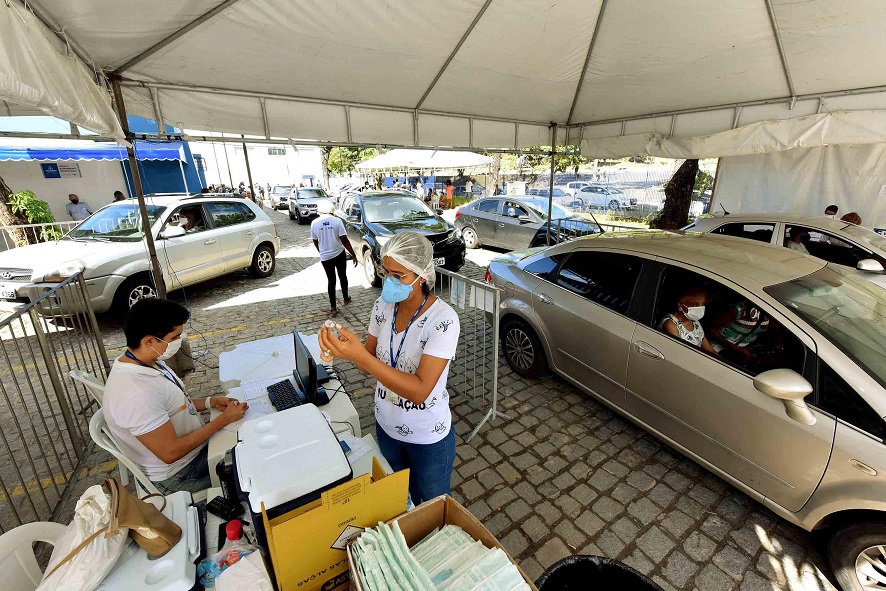 Odontólogos autônomos recebem primeira dose contra Covid-19 nesta terça (16)