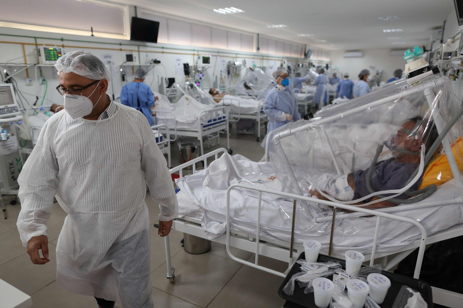 Com leitos de UTI lotados, variantes podem ter aumentado número de contágios e mortes na Bahia