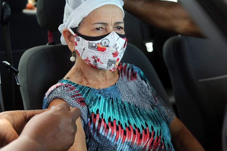 Vacinação abrange idosos com 64 anos e policiais militares nesta quarta (31)