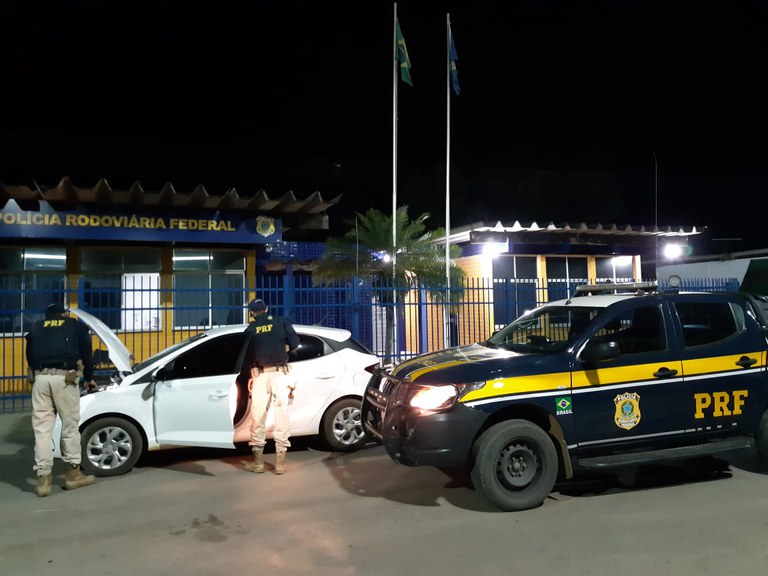 Emocionada, mulher agradece ação da PRF que culminou na recuperação do carro da família
