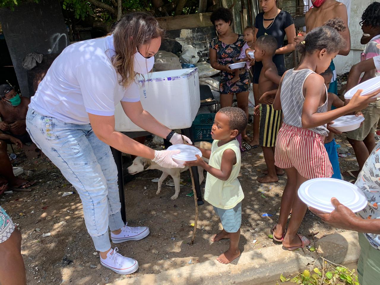 ACEB distribui refeições prontas a famílias carentes de Salvador e região metropolitana