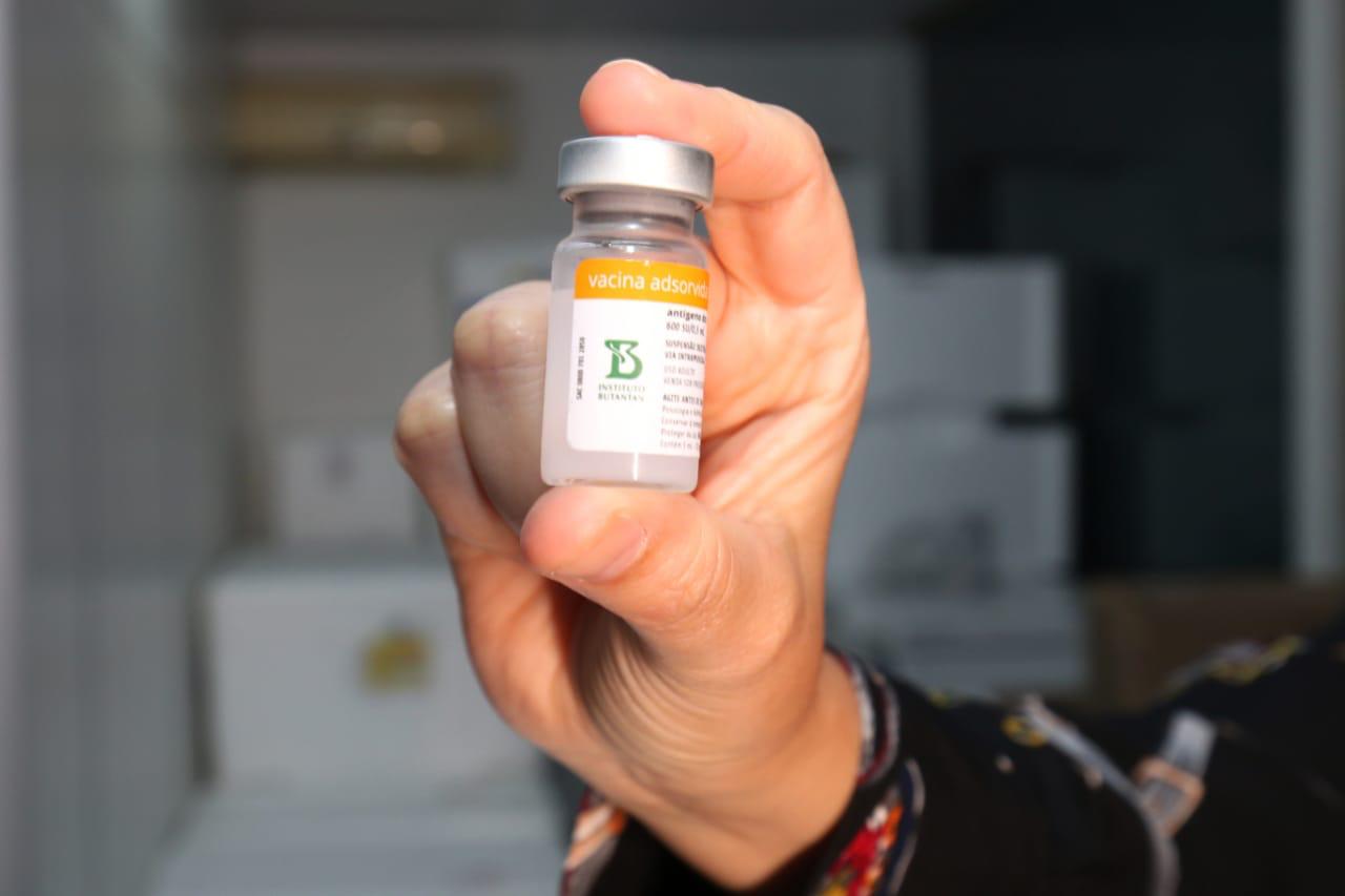 Bahia recebe novas doses de vacina contra Covid-19 e já começa distribuição para interior