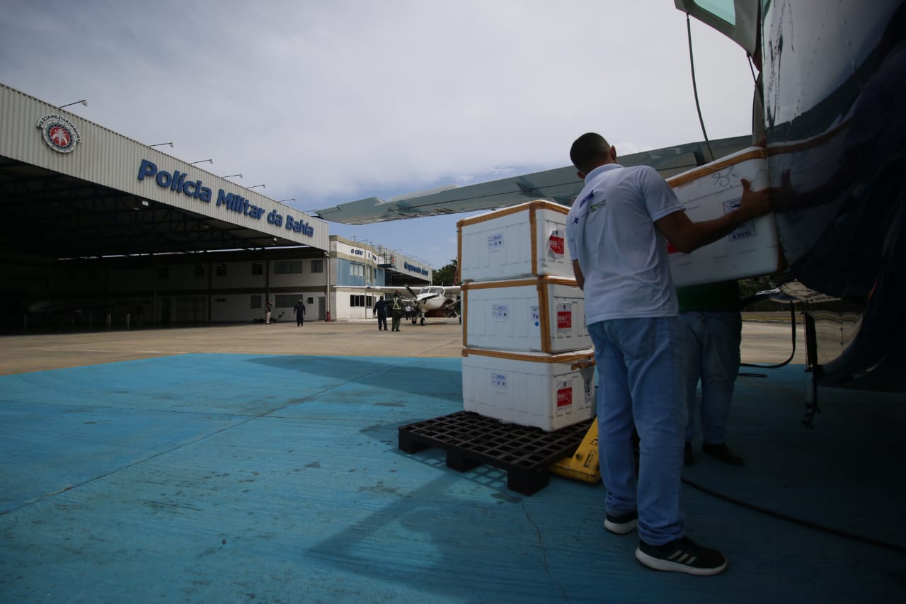 Mais 495 mil vacinas contra covid-19 são transportadas pelo Estado