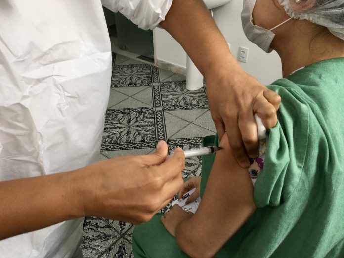 Pfizer-BioNTech afirmam que vacina contra covid protege crianças de 5 a 11 anos