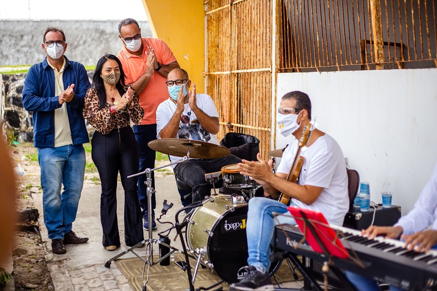 Ao som de jazz, Lauro de Freitas imunizou com segunda dose mais de 2 mil pessoas neste sábado de vacinação