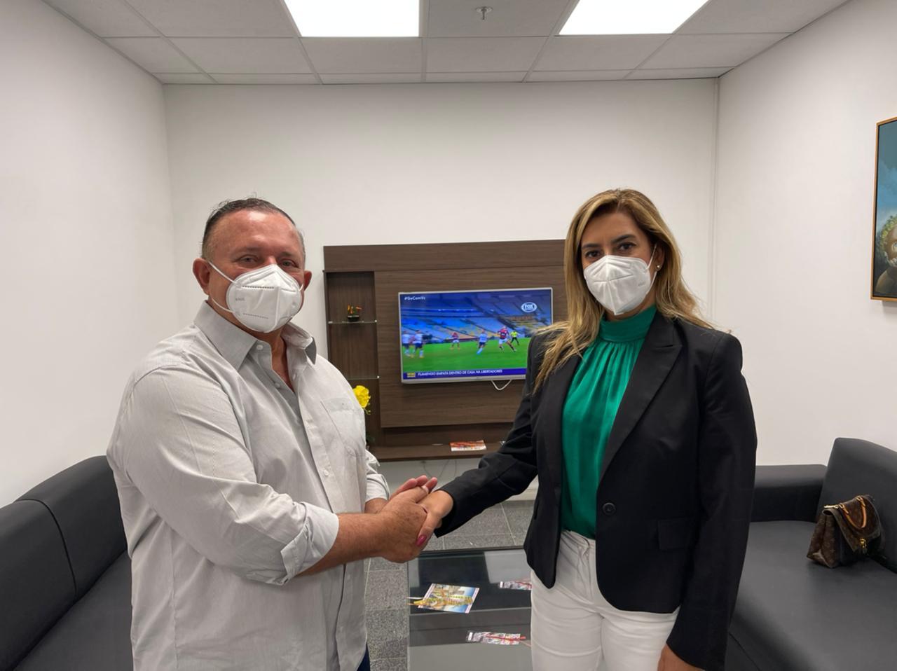 Adolfo Menezes recebe em audiência Renata Gil, presidenta da AMB, e garante apoio à “Lei do Sinal Vermelho”