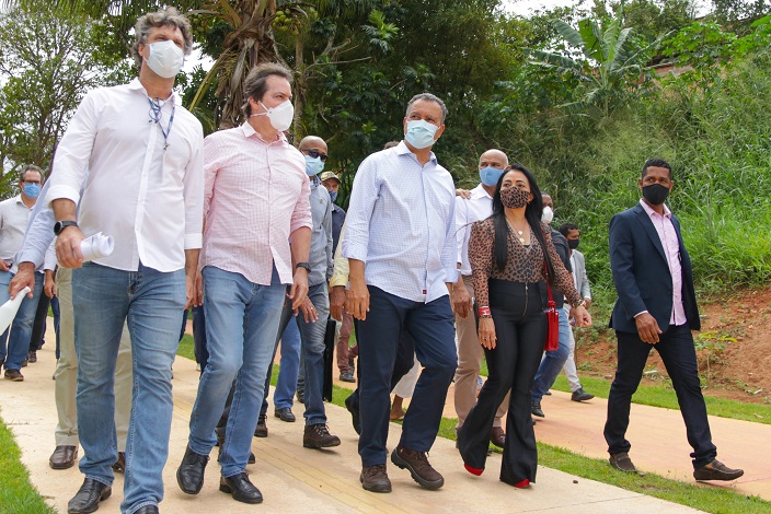 Governador entrega obra da macrodrenagem e assina Ordem de Serviço para saneamento básico em Lauro de Freitas. Intervenções somam mais de 300 milhões