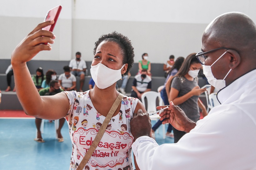 “Sinto esperança em dias melhores”, diz professora que recebeu a primeira dose da vacina contra a Covid-19 em Lauro de Freitas
