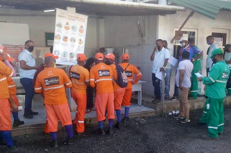 Simões Filho imuniza garis e margaridas e SindilimpBA prioriza acompanhamento da vacinação no interior