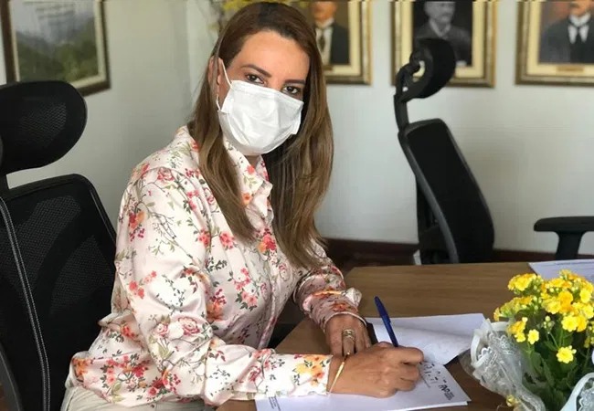 Prefeita de Vitória da Conquista, Sheila Lemos, leva pautas da saúde e infraestrutura para audiência com o governador