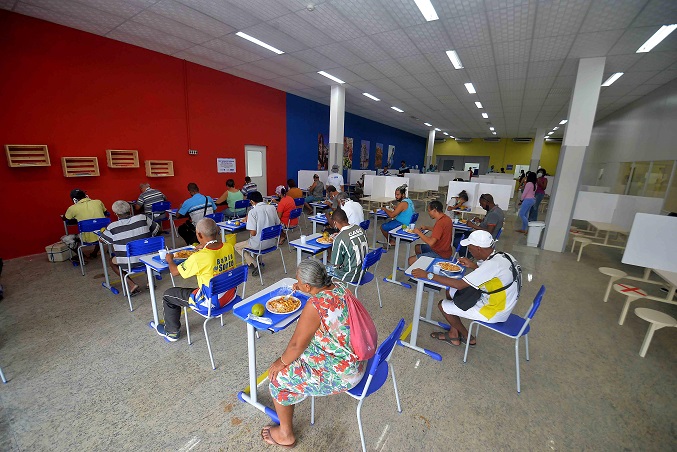 Restaurantes populares reabrem refeitórios e retomam cursos profissionalizantes