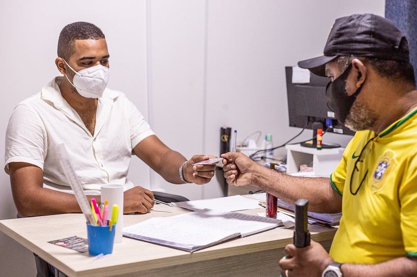 Mais de 2.600 pessoas com deficiência são beneficiadas com passe livre em Lauro de Freitas