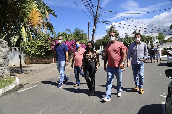 Prefeitura entrega requalificação de ruas em Buraquinho e mesmo com pandemia acelera cronograma de obras
