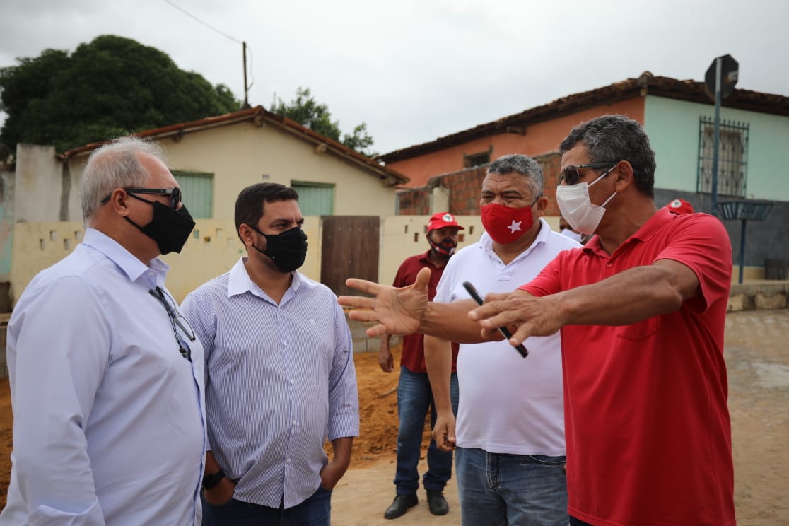 Valmir visita Boa Vista do Tupim e destaca qualidade das obras de pavimentação da Conder