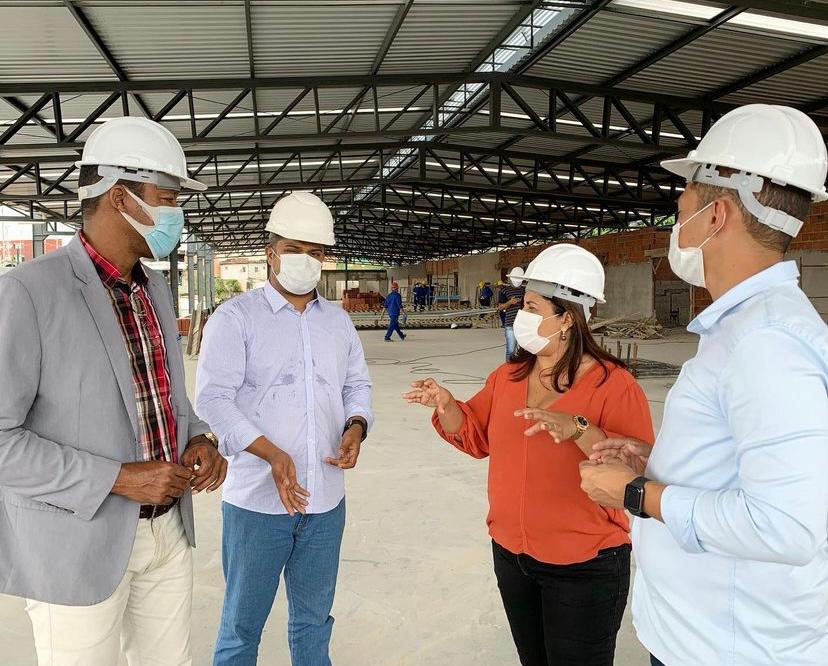 Kátia Oliveira visita obras de requalificação do Mercado Municipal de Simões Filho