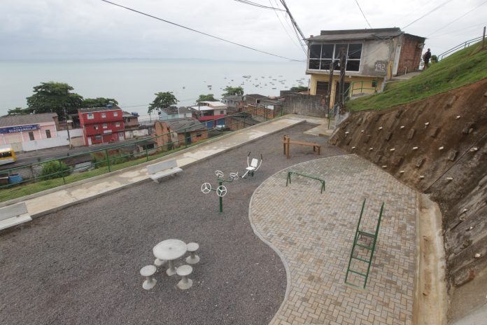 Contenção de encosta entregue em Praia Grande, na capital, beneficia mais de três mil moradores