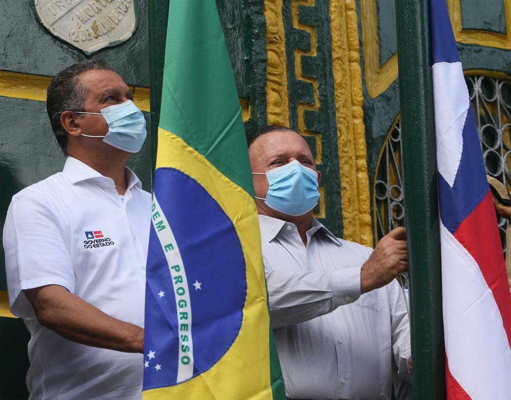 Adolfo Menezes no 2 de Julho, ao lado do governador Rui Costa e do prefeito Bruno Reis