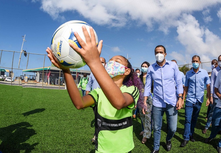 Boca do Rio ganha campo e praça requalificados pela Prefeitura