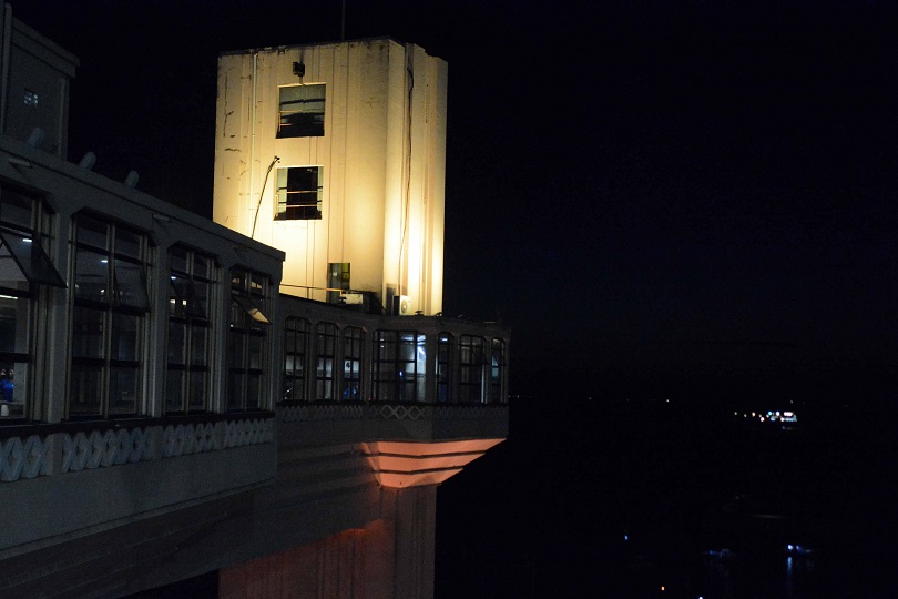 Elevador Lacerda é iluminado em alusão ao Julho Amarelo