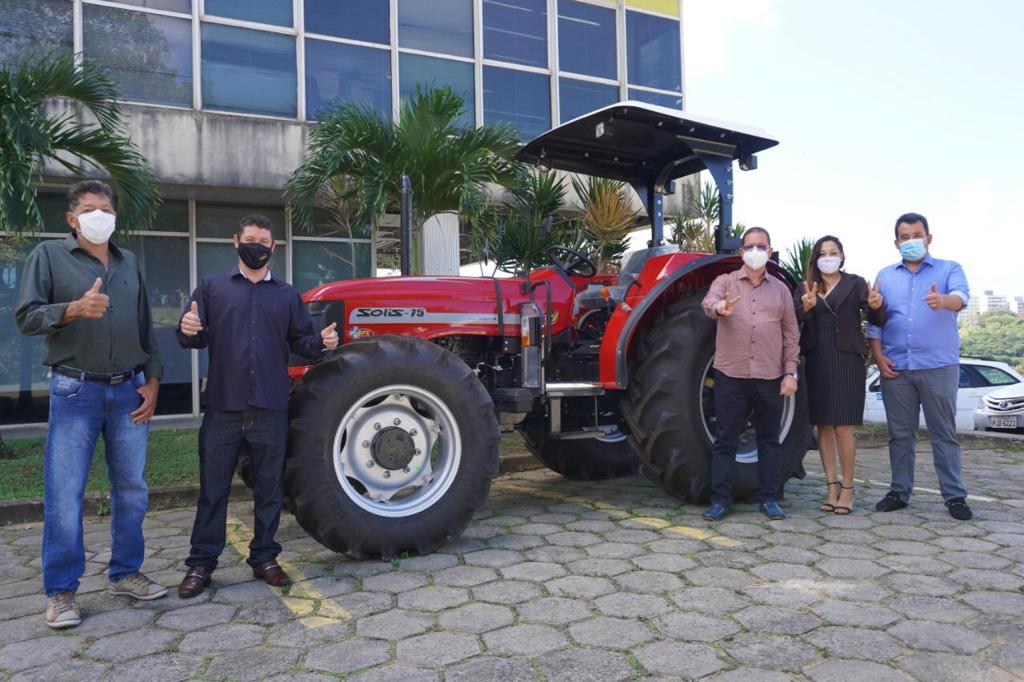 Umburanas: aquisição de trator favorecerá atividades agrícolas da cidade; maquinário foi disponibilizado por emenda federal de deputado Alex Santana