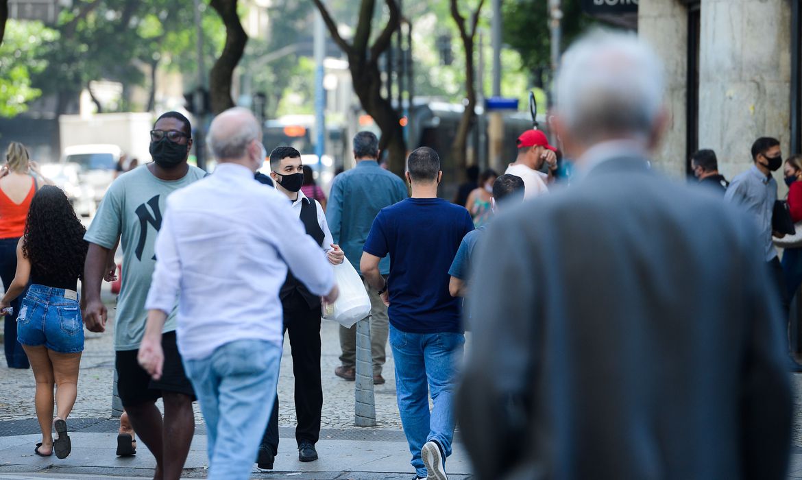 Média de mortes por covid-19 está em queda desde  junho, diz Fiocruz