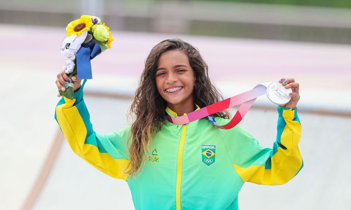 Brincando, Rayssa Leal se torna a medalhista mais nova do Brasil na história