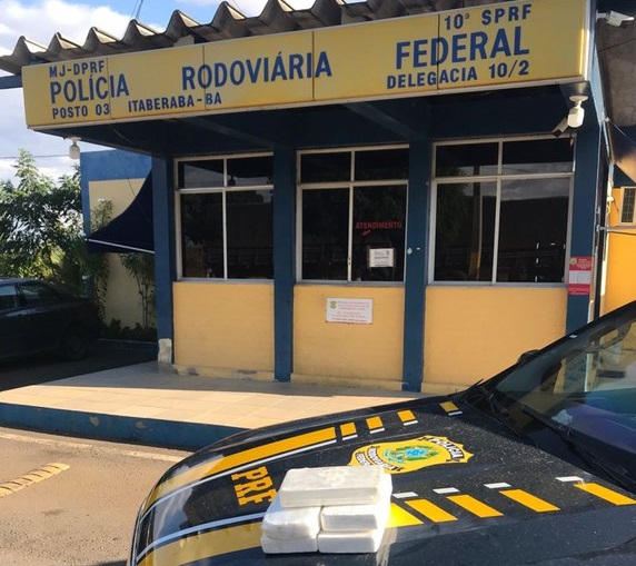 Segurança: Mulher é presa em Itaberaba  com mochila abarrotada de cocaína; assista