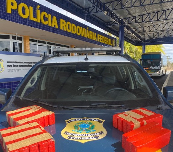 PRF prende passageiro de ônibus com mochila “recheada” de maconha