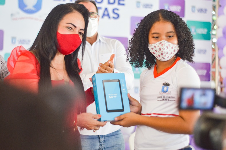 Com implementação de tecnologia na educação, Lauro de Freitas inicia a entrega de 21.300 tablets para a comunidade escolar