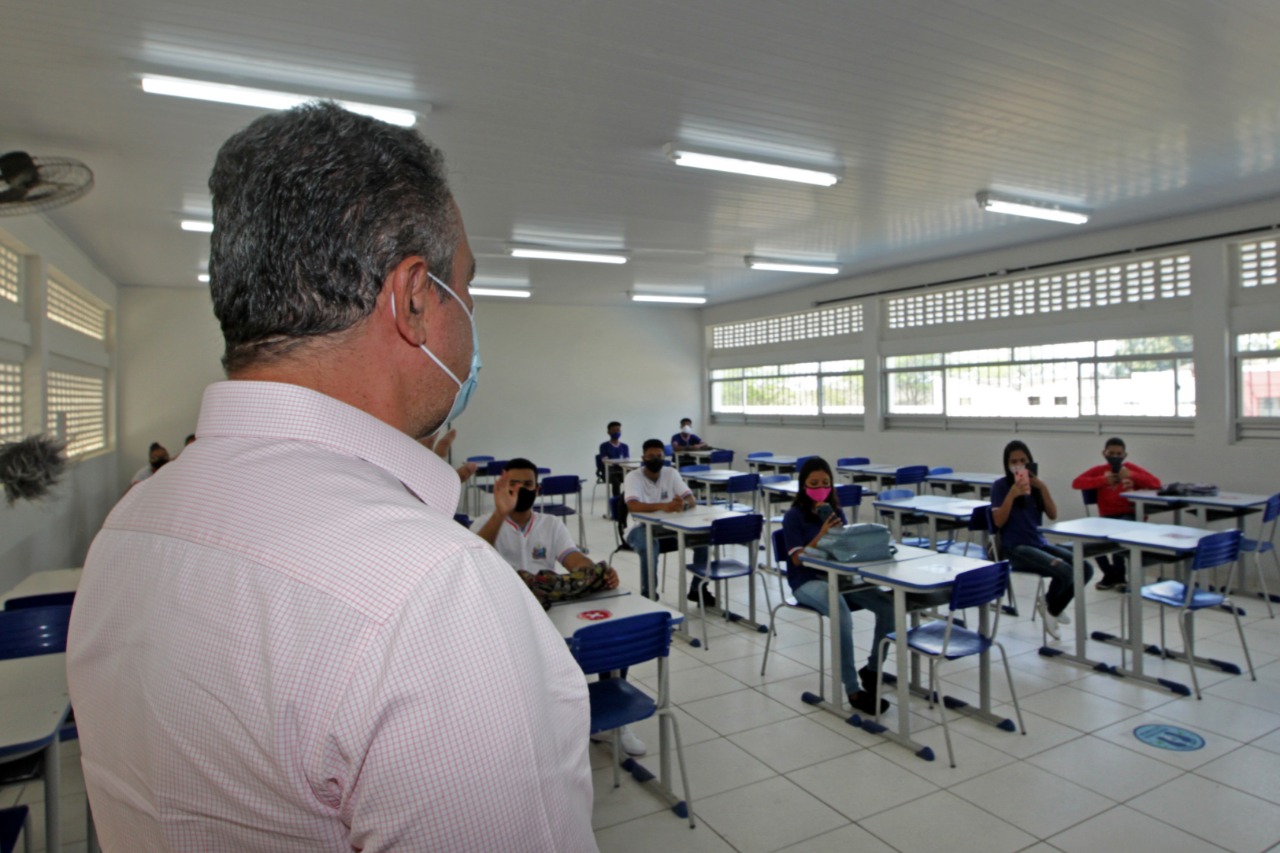 Rui entrega reforma de escola estadual em Itaju do Colônia e outros investimentos