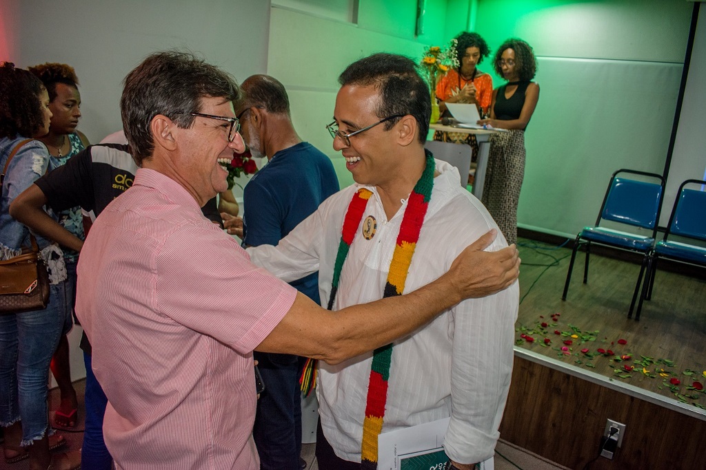 Professor Carlos Zacarias (UFBA) recebe solidariedade na ALBA do deputado Hilton Coelho (PSOL)