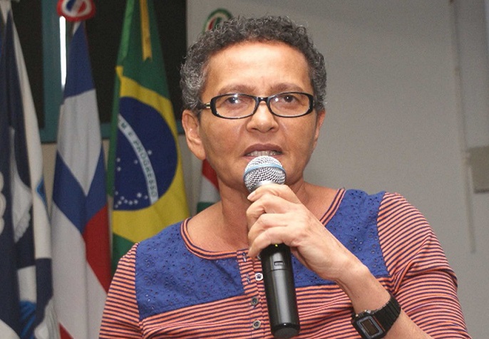 Servidores da educação do município de Salvador encaram longa fila para se aposentar