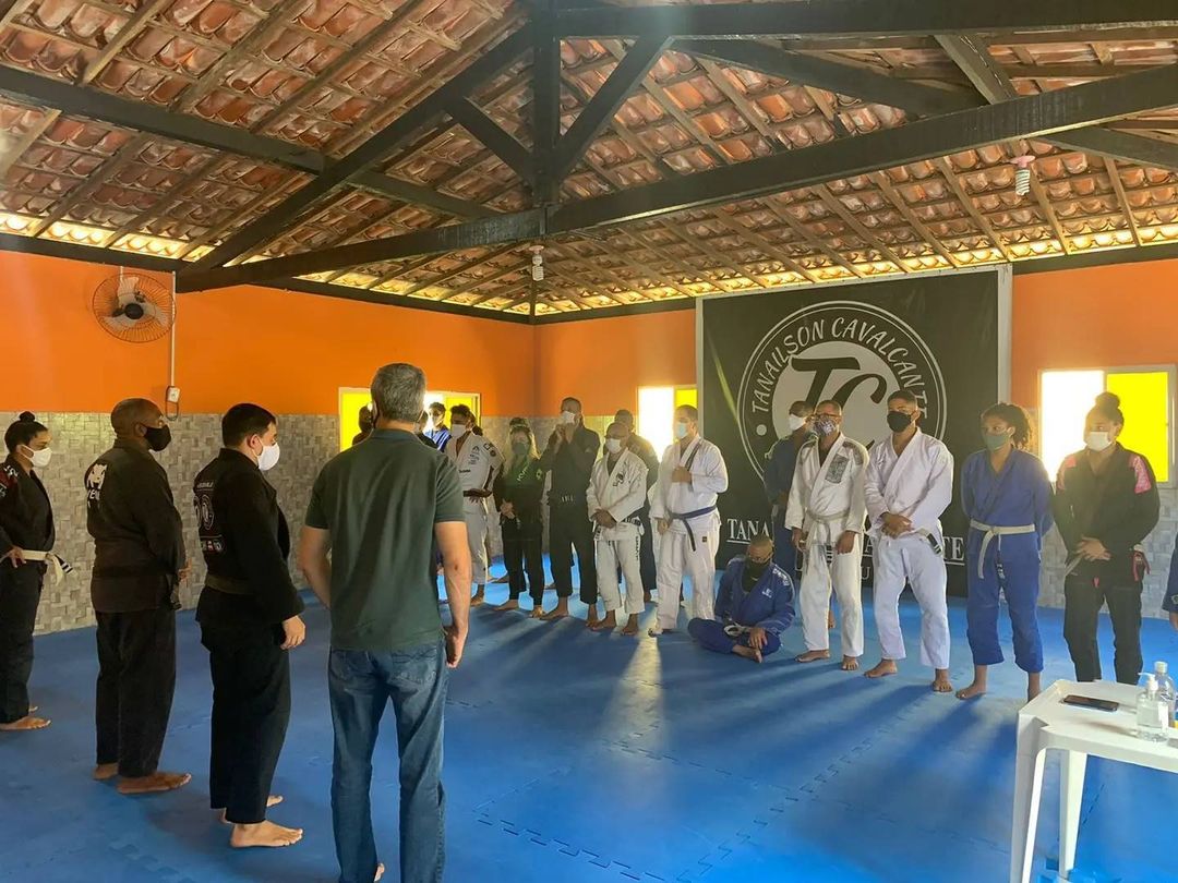 Sudesb entrega tatames em sede do jiu-jitsu paradesportivo, em Sussuarana