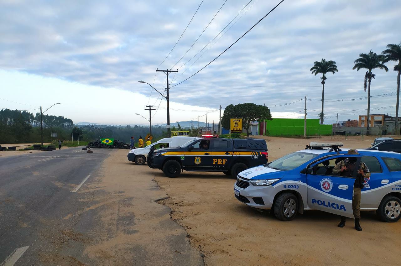 Polícia consegue desobstruir bloqueio de caminhoneiros em trechos das BR-116