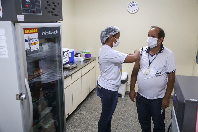 Trabalhadores da saúde com 55 anos receberão 3ª dose de forma escalonada