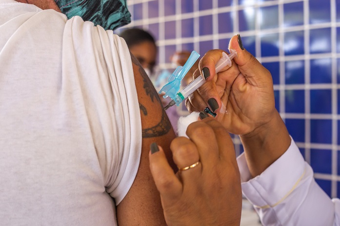 Lauro de Freitas vacina jovens de 12 a 17 anos com comorbidades já cadastrados e de 18 anos ou mais, nesta sexta-feira (3)