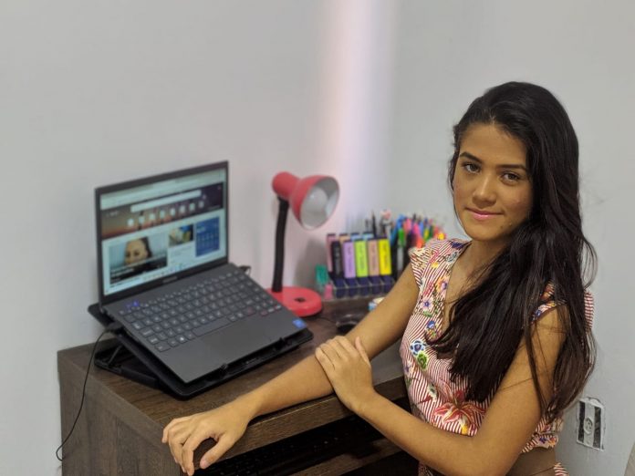 Professoras da rede estadual ministram minicurso de inglês gratuito para estudantes