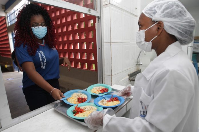 Secretaria da Educação discute aquisição de produtos da Agricultura Familiar para as unidades escolares