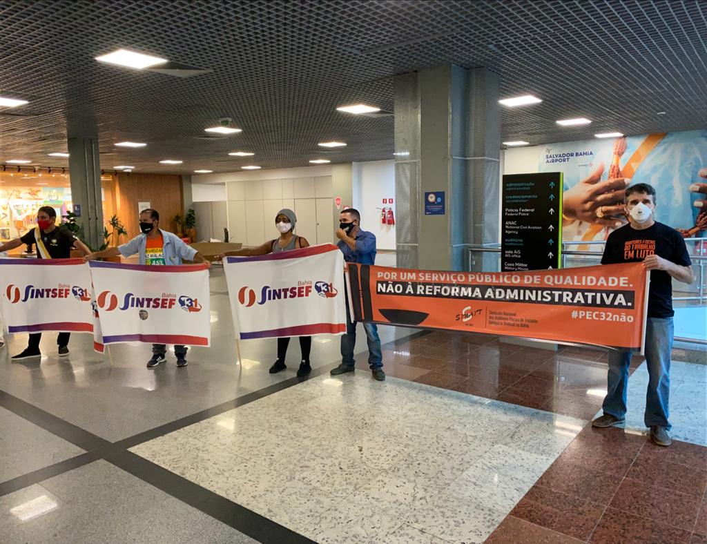 Auditores-fiscais do trabalho promovem ato contra a PEC-32 no Aeroporto de Salvador
