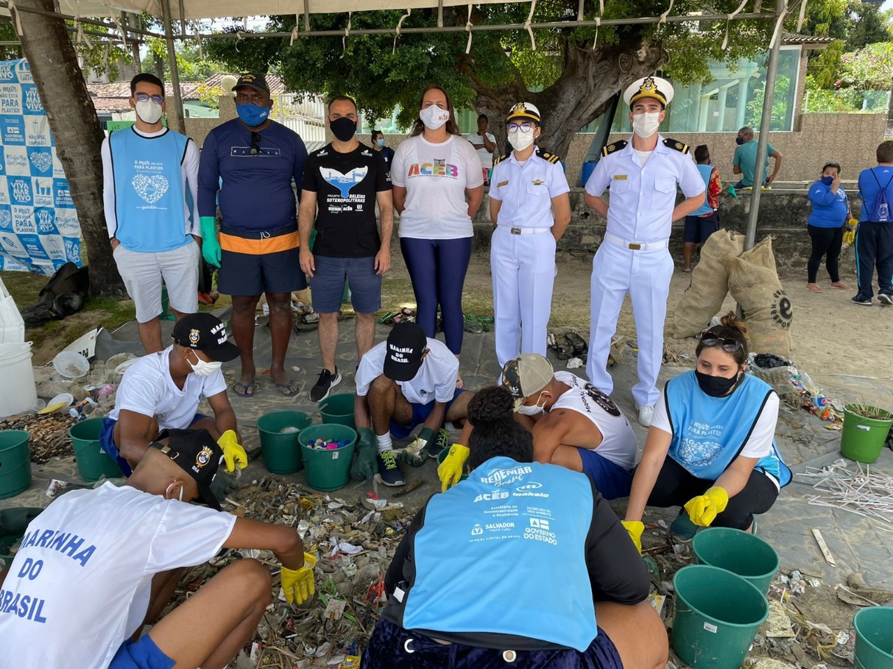 Guardiões da praia coletam 300 Kg de lixo em 90 minutos na Praia de São Tomé de Paripe