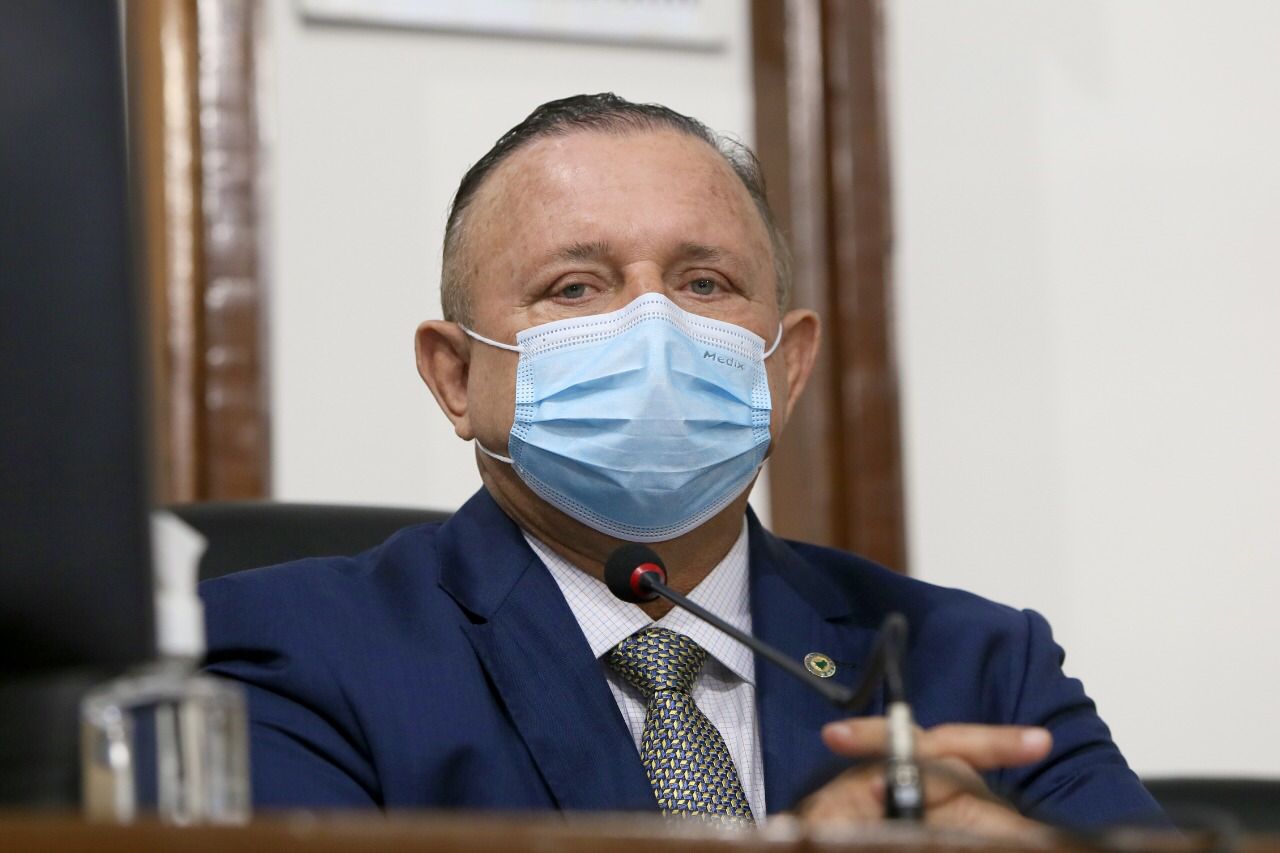 Adolfo Menezes diz que “montanha de Bolsonaro pariu um rato”
