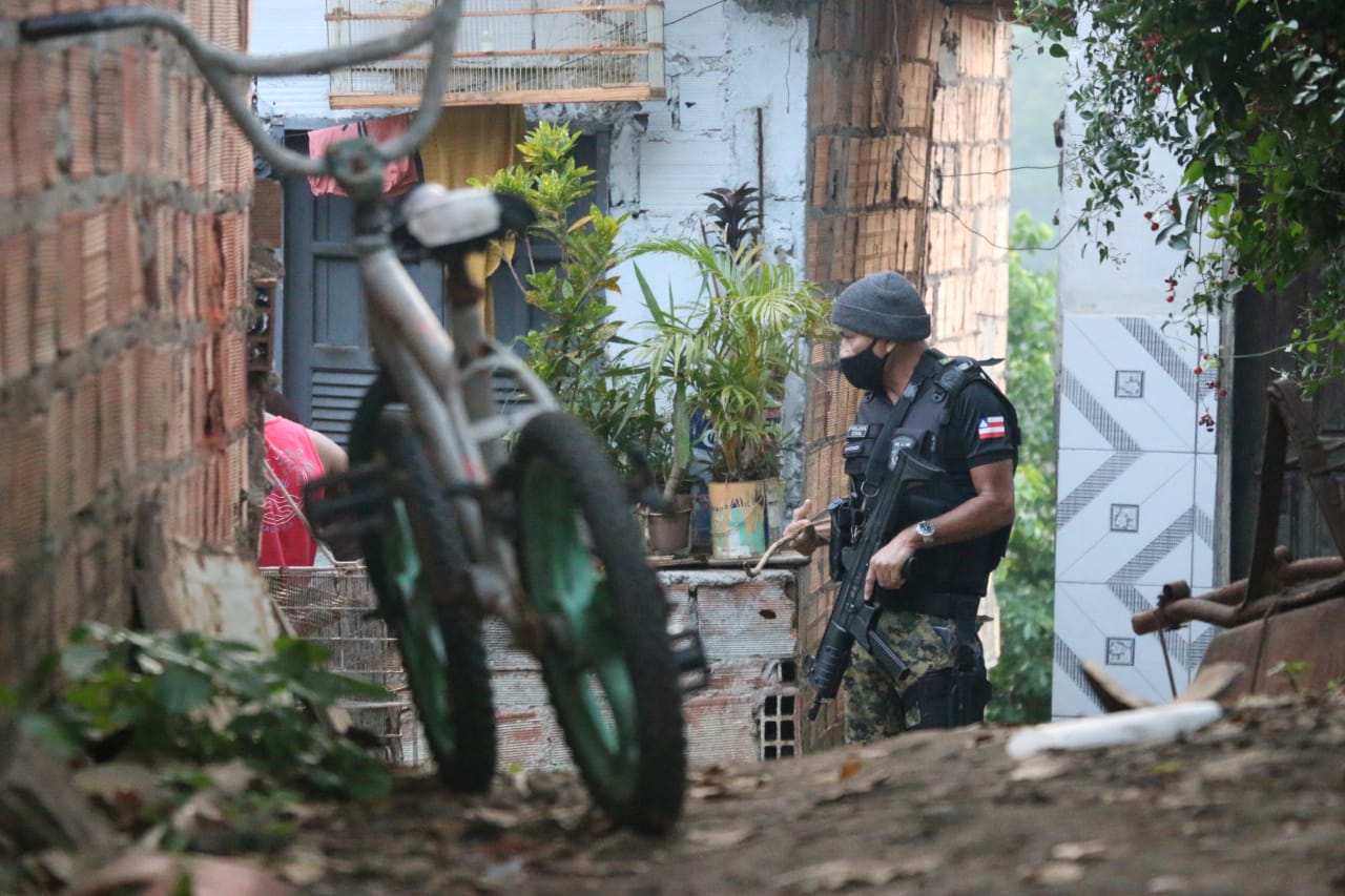 Polícia em prende flagrante homem que degolou esposa na frente da filha