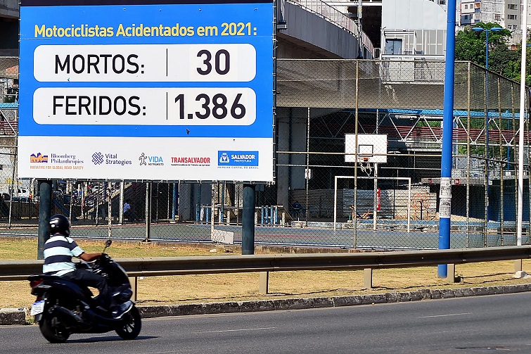 Painel da Transalvador alerta para número de acidentes com motos