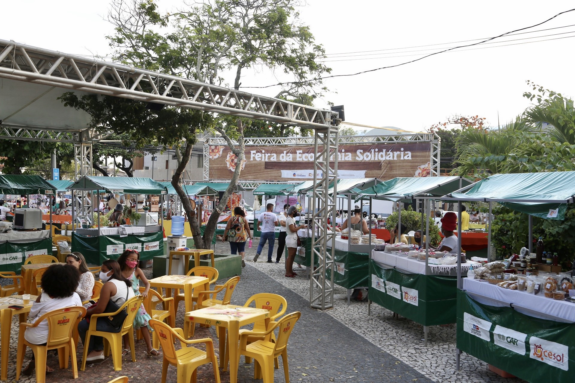 Expositores comemoram retorno da Feira da Economia Solidária em Lauro de Freitas