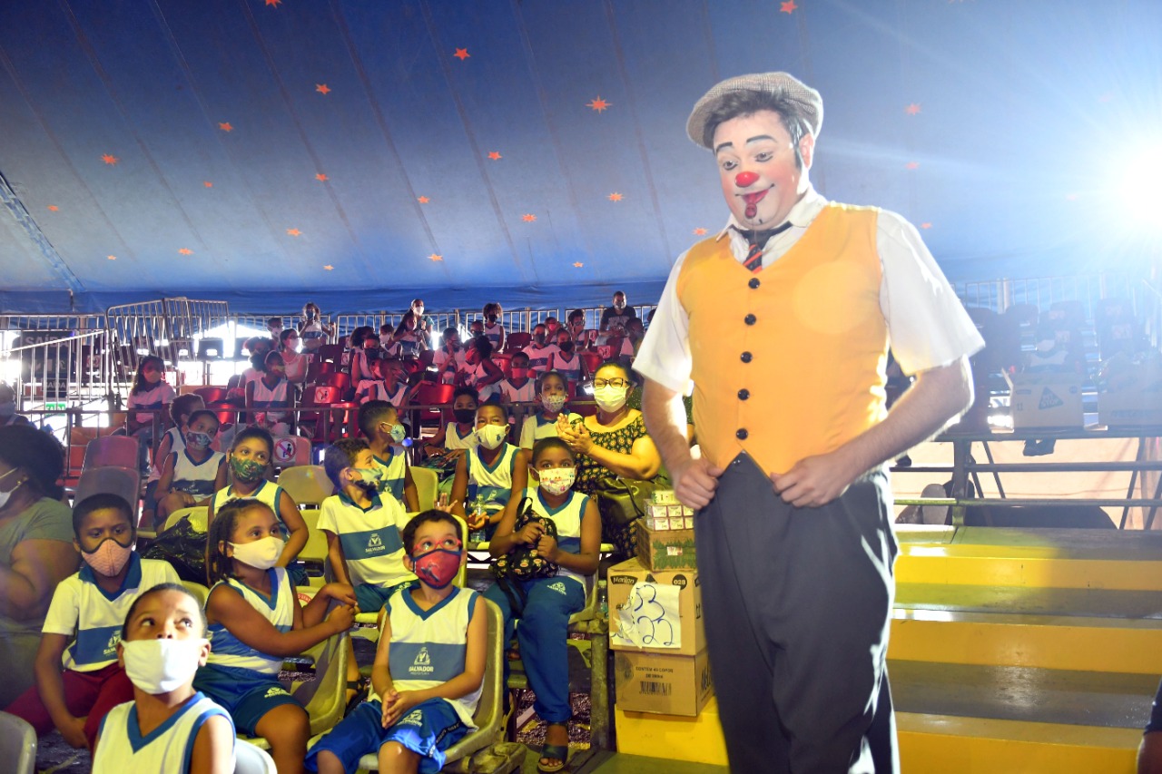 Alunos da rede municipal vão ao espetáculo do Le Cirque