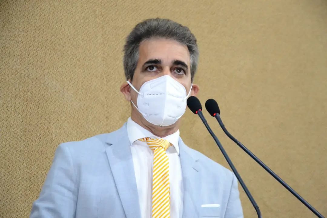 Deputado Robinson Almeida critica novo aumento de combustível e cutuca DEM por proteger Bolsonaro